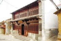 張?zhí)焯摴示印?/></a></i>
<h2><a href="/ynjd/11496.html" title="張?zhí)焯摴示?>張?zhí)焯摴示?/a></h2>
<p>張?zhí)焯摴示游挥诔守晠^(qū)龍街中段,建于1890年,2008年修繕。坐東向西,占地193平方米。為四合院二層樓民居建筑,前三間臨街為鋪面。張?zhí)焯撚?911年12月8日誕生于此。張?zhí)焯摚?911—194...</p>
<span><a href="/ynjd/11496.html" title="張?zhí)焯摴示?>查看更多</a></span></li><li> <i><a href=